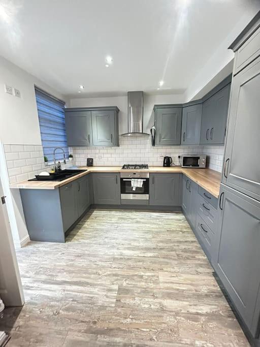 Lovely 5Br Home In Manchester. Close To The City Extérieur photo