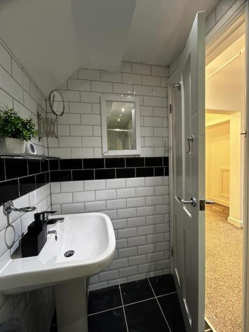 Lovely 5Br Home In Manchester. Close To The City Extérieur photo